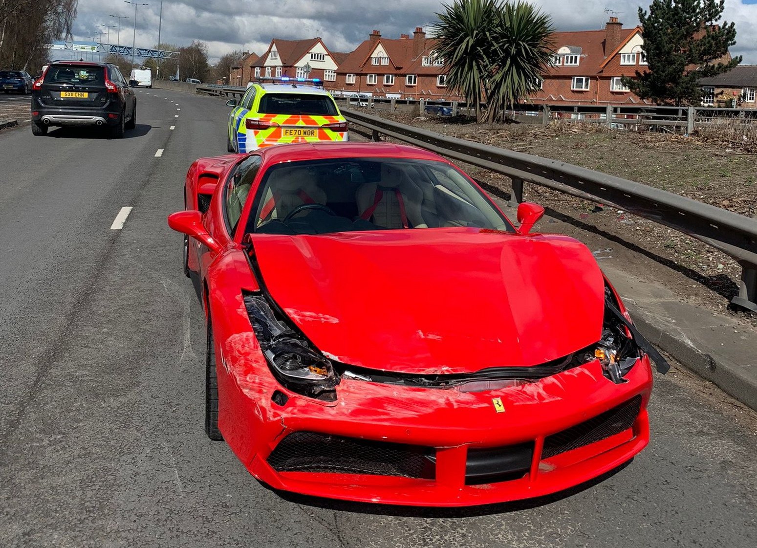 Британец купил Ferrari и разбил через несколько минут (фото)