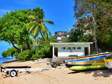 Slide image for gallery: 15536 | Барбадос известен своими пляжами, которые протянулись на 112 км. Песок здесь бело-розового цвета, поскольку остров имеет коралловое происхождение. Фото: Unsplash.com
