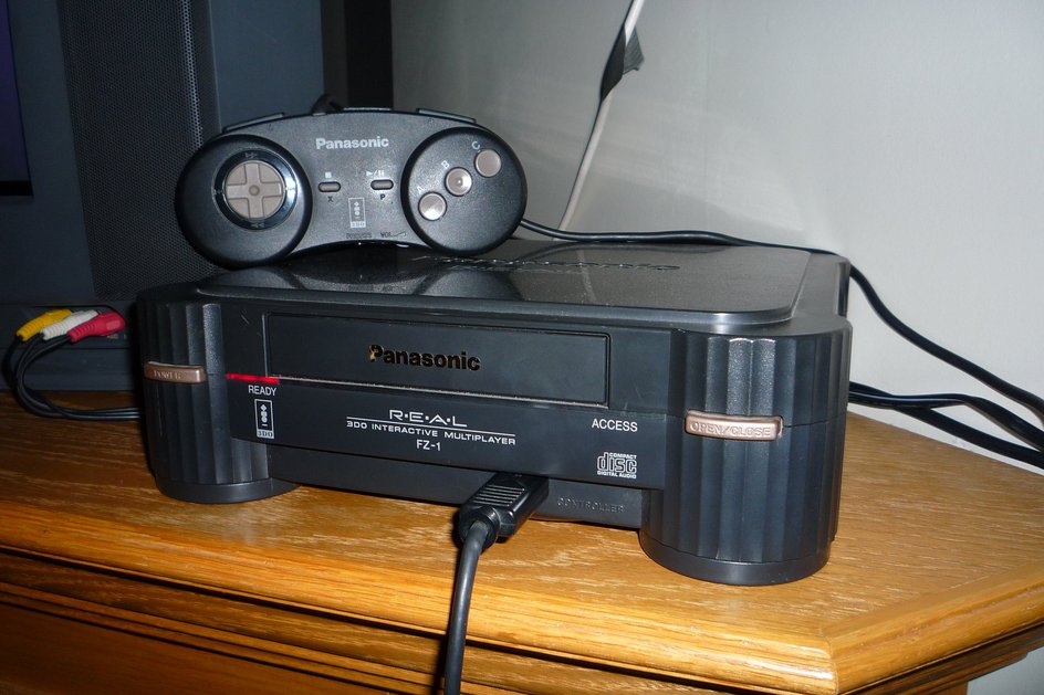 Panasonic 3DO считается одной из самых дорогих консолей. В 1993 году за нее просили $700, что даже для западной аудитории было очень дорого, вероятно, поэтому консоль провалилась. В то же время это было технически продвинутое устройство, на котором вышло немало культовых игр, например, сериал The Need For Speed зародился именно на 3DO.