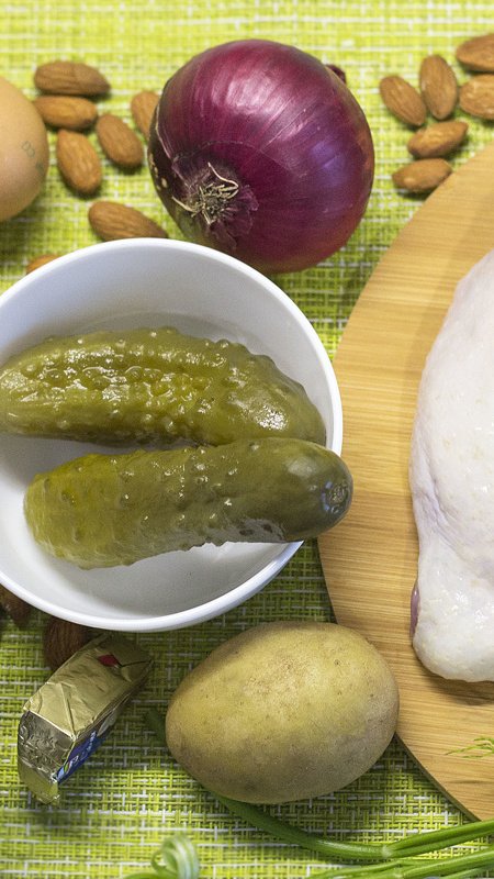 Салат «Шишка» с копченой курицей