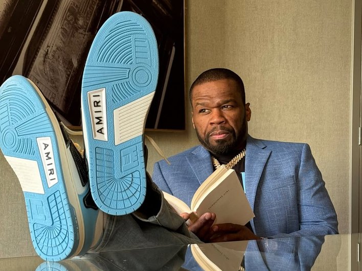 50 Cent позирует, закинув ноги на стол 50 Cent позирует, закинув ноги на стол