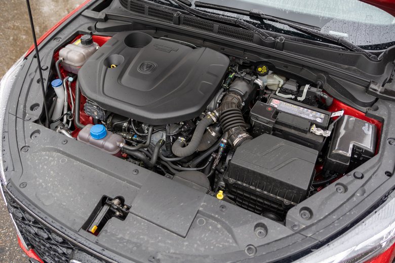 Двигатель из семейства BlueWhale сертифицирован на использование бензина «Аи-92», но расход великоват для объема 1,4 литра – в среднем на сотню Changan Eado Plus расходовал около 11 л/100 км. Капот удерживается обычной «кочергой»