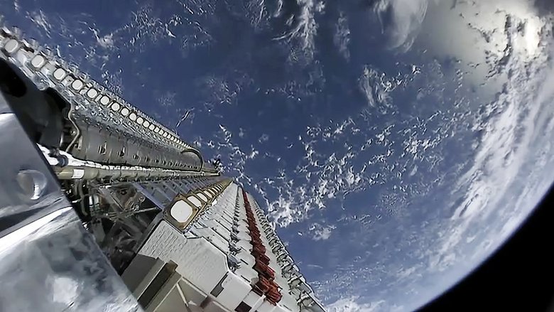 Спутники Starlink в пакете до отделения от разгонного блока. Wikimedia / Official SpaceX Photos. Starlink Mission, CC0