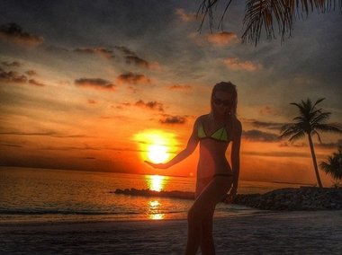Slide image for gallery: 4651 | «На Мальдивах всегда очень красивые закаты! Нам повезло, наша вилла как раз находится на этой стороне...» — пишет Ольга в своем блоге