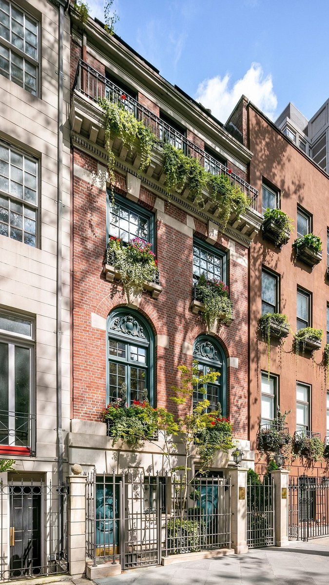 В Нью-Йорке продается таунхаус 19-го века с зеленым садом на крыше