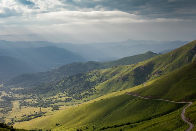 Вид на горы Грузии по дороге из Бакуриани на озеро Табатцкури