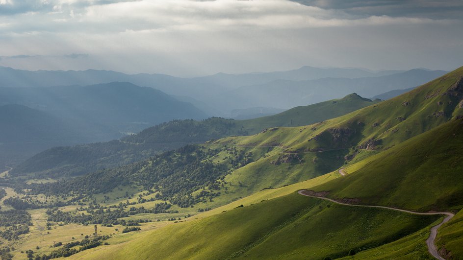 Вид на горы Грузии по дороге из Бакуриани на озеро Табатцкури