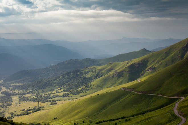 Вид на горы Грузии по дороге из Бакуриани на озеро Табатцкури