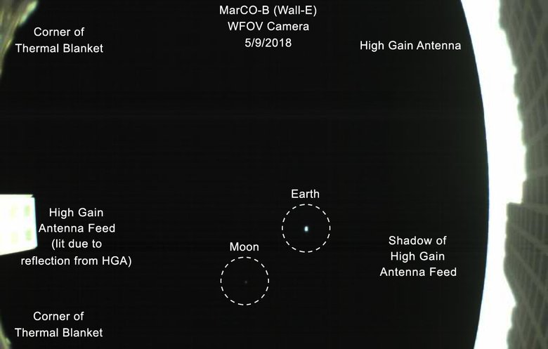 Земля, Луна и элементы кубсата MarCO-B на снимке, полученном 9 мая. Изображение: NASA/JPL-Caltech