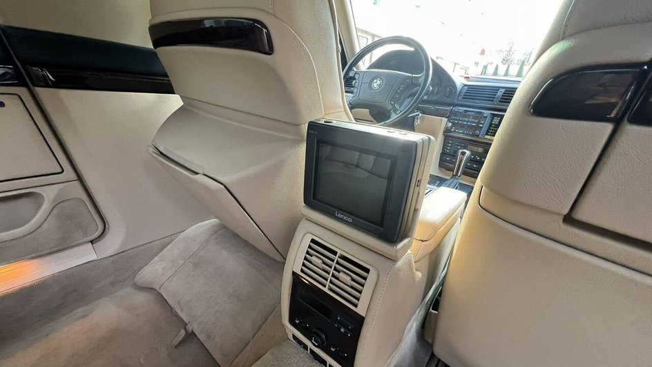 Редкую BMW 7 серии c V12 продают по цене “Танка” Редкую BMW 7 серии c V12 продают по цене “Танка”