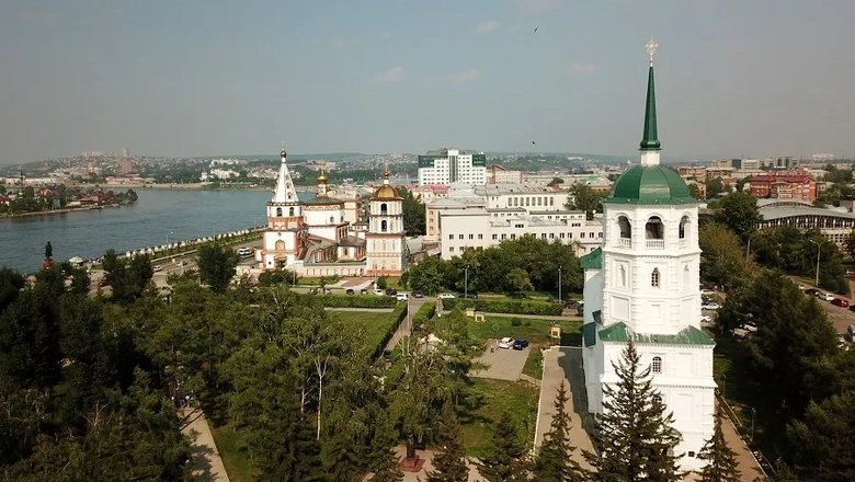 Спасская церковь и собор Богоявления в Иркутске летом.