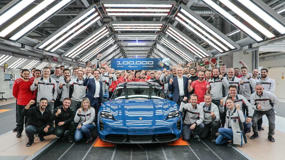 За три года с конвейера сошли 100 000 экземпляров Porsche Taycan