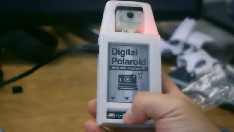 Цифровой аналог камеры Polaroid, созданный с помощью ChatGPT и Raspberry Pi. Фото: YouTube / Нико Тангара