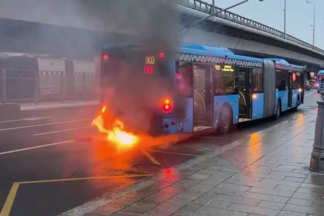 В Москве загорелся автобус