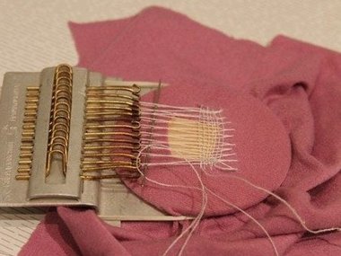Машинка для штопки чулок и носков. Вещь, которая сильно помогала нашим бабушкам и мамам во времена дефицита одежды. Сейчас такой заплаточницей уже никто не пользуется, а раньше штопать дырки на носках и чулках с помощью такой машинки было легко и удобно.