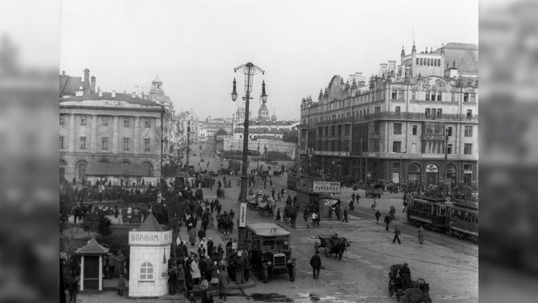 В это время на улицах столицы стали массово появляться трамваи. Трамвайные маршруты прокладывались по центральным улицам и площадям города. Например, на этом фото – Театральная площадь.