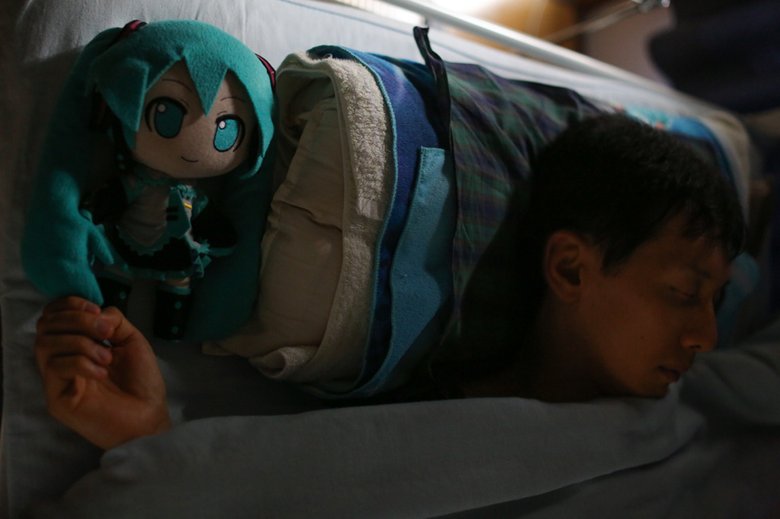 Мику охраняет сон Акихико. Фото: Getty Images 