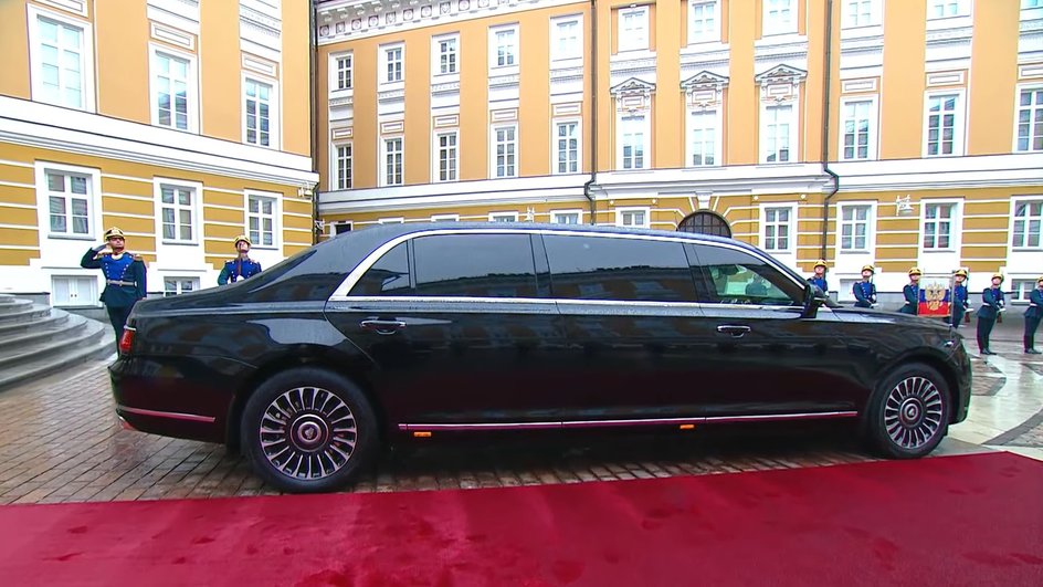 Путин отправился на инаугурацию по территории Кремля на обновленной версии автомобиля Aurus Senat