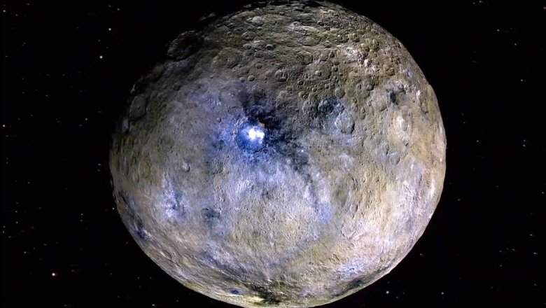 На этом кадре из видео миссии NASA «Рассвет» карликовая планета Церера показана в искусственных цветах, что подчеркивает различия в материалах поверхности. 