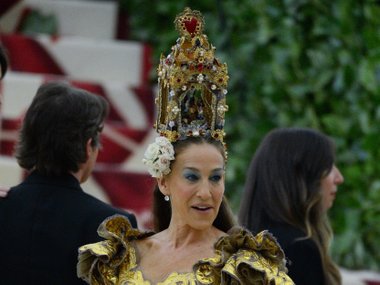 Сара Джессика Паркер на Met Gala в 2018 году, образ от Dolce & Gabbana Сара Джессика Паркер на Met Gala в 2018 году, образ от Dolce & Gabbana