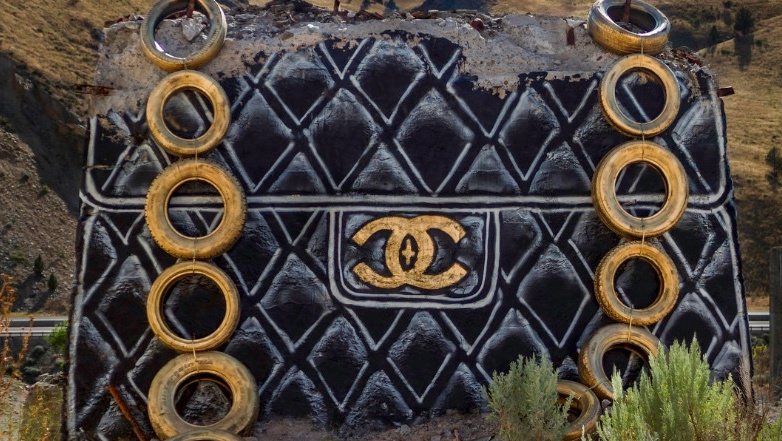 Slide image for gallery: 8517 | Метафора общества потребления: огромные сумки Chanel и Prada в пустыне