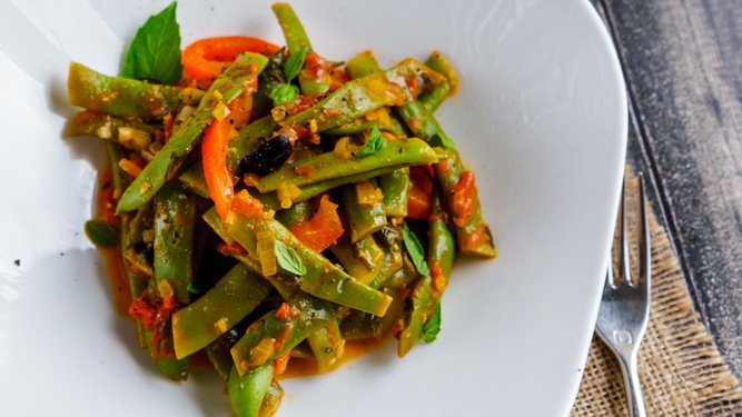 Стручковая фасоль, замаринованная в банке с овощами. Стручковая фасоль, замаринованная в банке с овощами.
