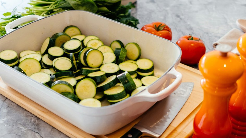 Кабачки, нарезанные для приготовления с сыром на сковородке. Кабачки, нарезанные для приготовления с сыром на сковородке.