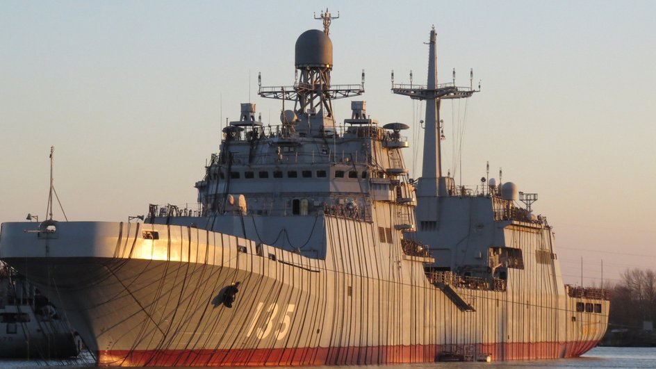 Десантный корабль ВМФ РФ в День Черноморского флота России Десантный корабль ВМФ РФ в День Черноморского флота России