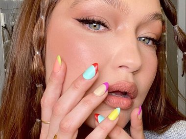 Slide image for gallery: 16333 | Разноцветные ногти с разноцветными кончиками. На фото: топ-модель Джиджи Хадид (соцсети)