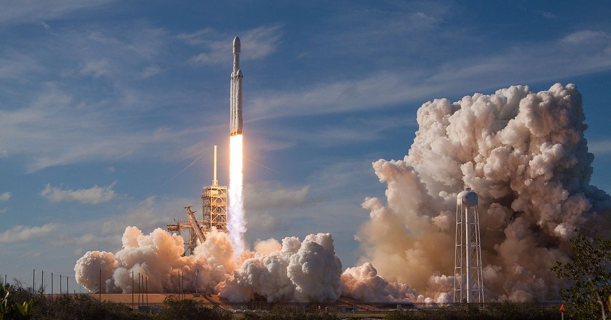 SpaceX запустила самую мощную ракету в мире Falcon Heavy