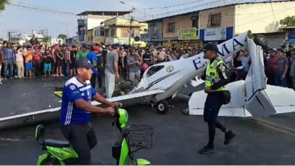 Падение самолета на дорогу в Эквадоре