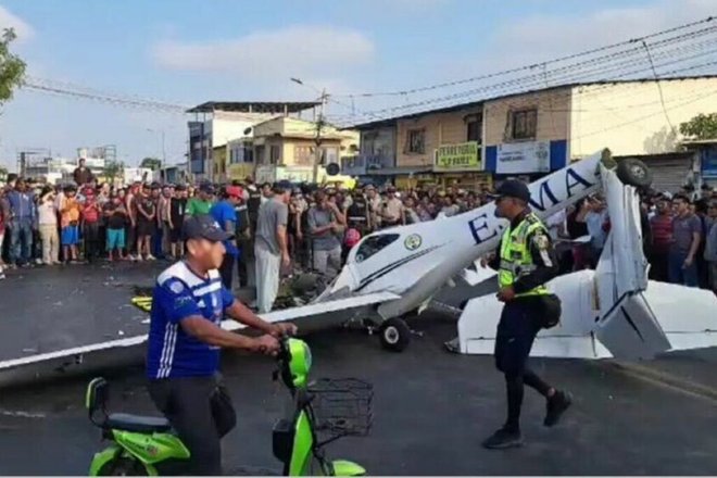 Падение самолета на дорогу в Эквадоре