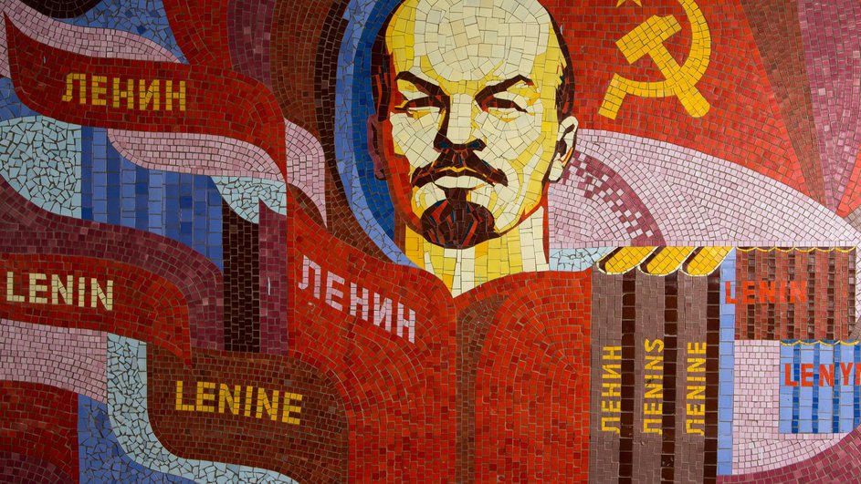 Мозайка в виде Ленина ан стене
