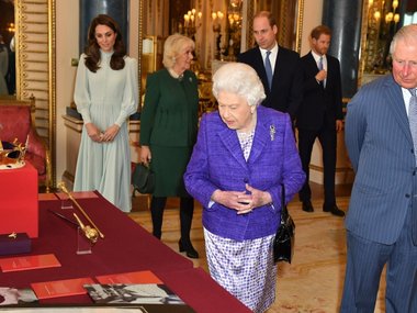 Slide image for gallery: 10070 | Королева Елизавета II и принц Чарльз