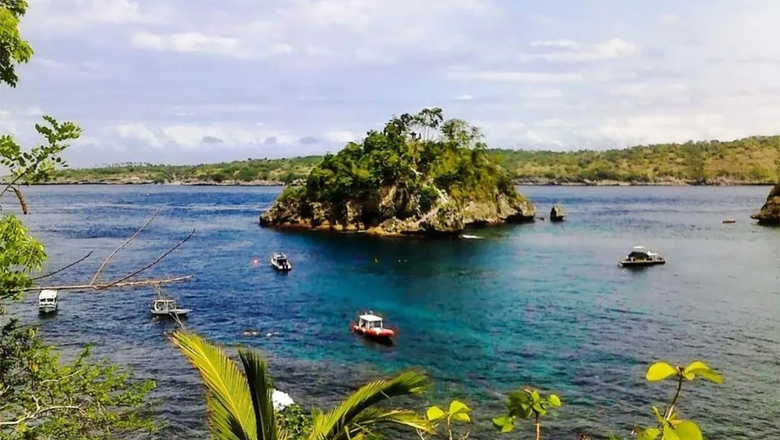 Бухта Crystal Bay в часе езды от Бали, белый песок и сине-зеленые воды.