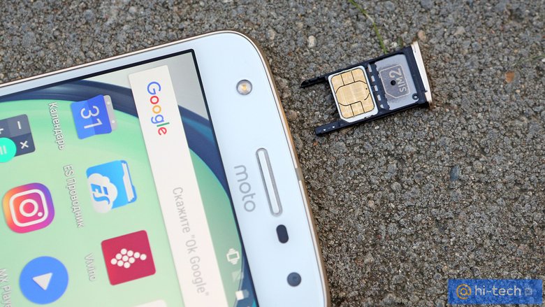 В лоток можно установить три карточки: две SIM и одну microSD. Слот для карты памяти находится с обратной стороны.
