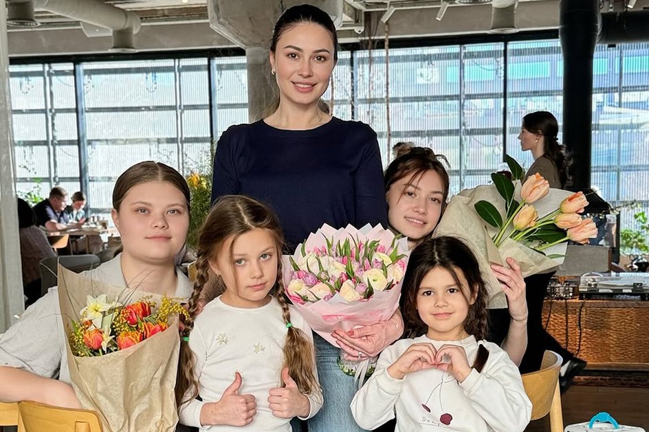Ольга Ушакова с дочерьми / фото: соцсети