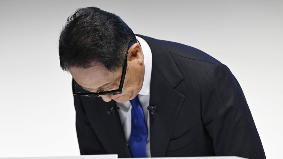 Акио Тойода приносит извинения во время пресс-конференции в Токио 3 июня 2024 года