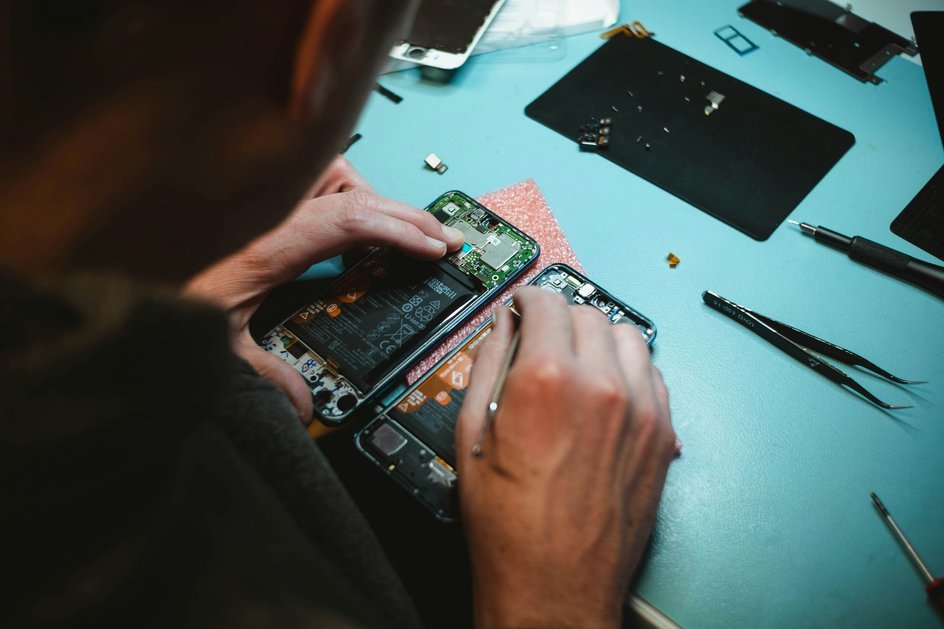 специалист ремонтирует смартфон