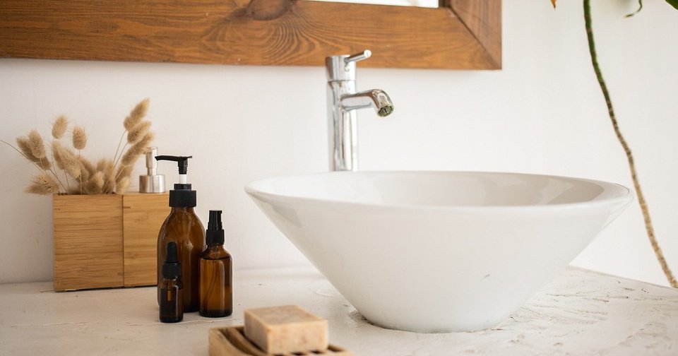 6 маленьких деталей, которые удешевят интерьер ванной (даже если у вас красивый ремонт)