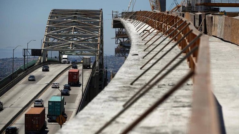 Движение по старому мосту Джеральда Десмонда. Рядом — строящийся новый мост на Лонг-Бич, Калифорния. Новый мост Джеральда Десмонда строится примерно с 75 сейсмическими датчиками акселерометрами. Новый мост планируется открыть в следующем году. Фото: AP Photo / Jae C. Hong