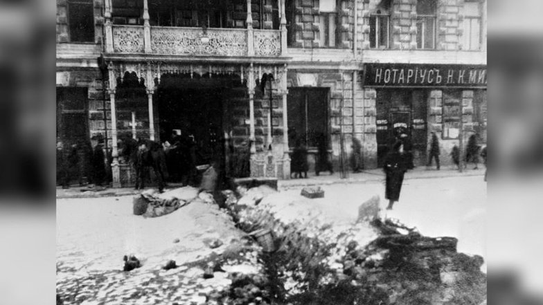 В первые дни сопротивления на улицах города были не только сооружены баррикады, но и вырыты окопы. Улицы в то время имели достаточно грязный и запущенный вид.