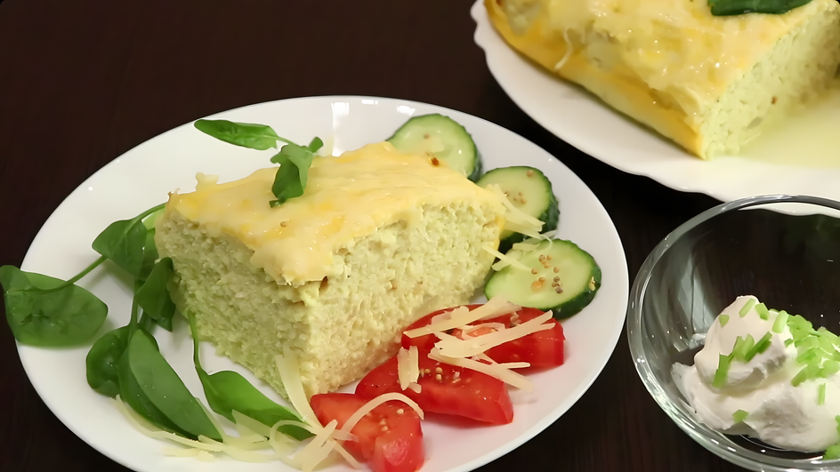 Воздушное суфле из куриной печени лежит на тарелке с овощами Воздушное суфле из куриной печени лежит на тарелке с овощами