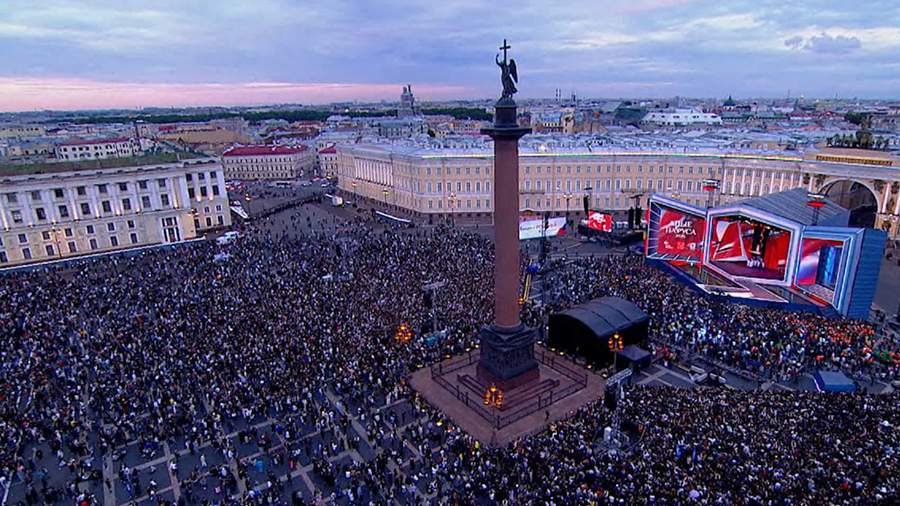 Выпускники завели хороводы под песни Кадышевой на празднике «Алые паруса» Выпускники завели хороводы под песни Кадышевой на празднике «Алые паруса»