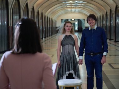 Свадебная церемония на станции «Маяковская» Московского метрополитена
