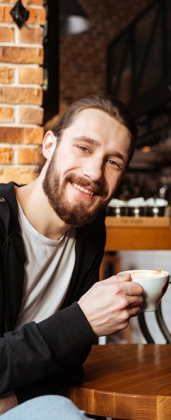 мужчина с кофе