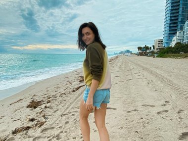 Slide image for gallery: 14835 | Глубокое декольте или мини-платья — это не ее стиль. А вот короткие джинсовые шорты летом на пляже она может себе позволить! Фото: instagram.com
