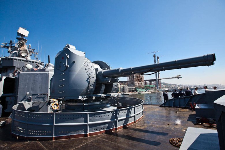 Корабельная артиллерийская установка главного калибра АК-130 гвардейского ракетного крейсера «Варяг». Фото: Военное обозрение