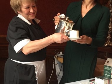 Slide image for gallery: 5094 | В посольстве Великобритании в Москве Эвелина не только примерила корону, но и попробовала чай