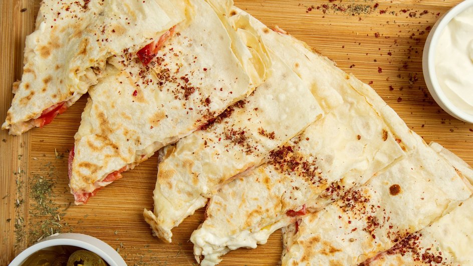 Турецкие лепешки гезлеме с творогом